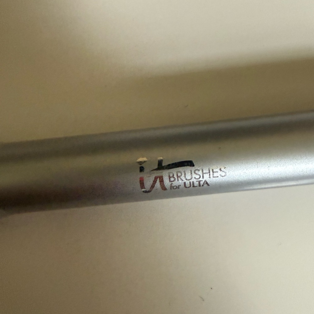 NWOT!!! It Cosmetics Silver Makeup Brush - Picture 3 of 4